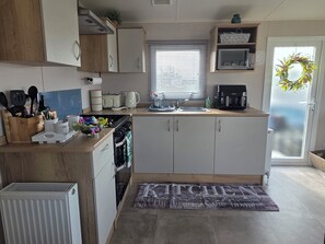 Cottage | Private kitchen | Cookware/dishes/utensils - Pines 15 (Porthcawl)