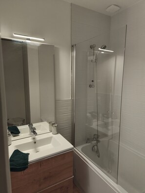 Classic Double Room | Bathroom - Les Chambres de Nelly (Cravant-les-Coteaux)