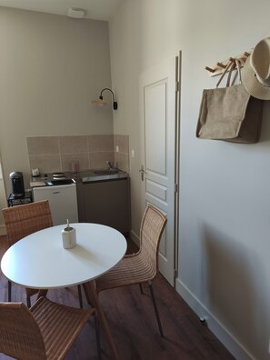 Classic Studio | Dining | Lunch served  - Les Chambres de Nelly (Cravant-les-Coteaux)