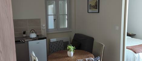 Classic Studio | Dining