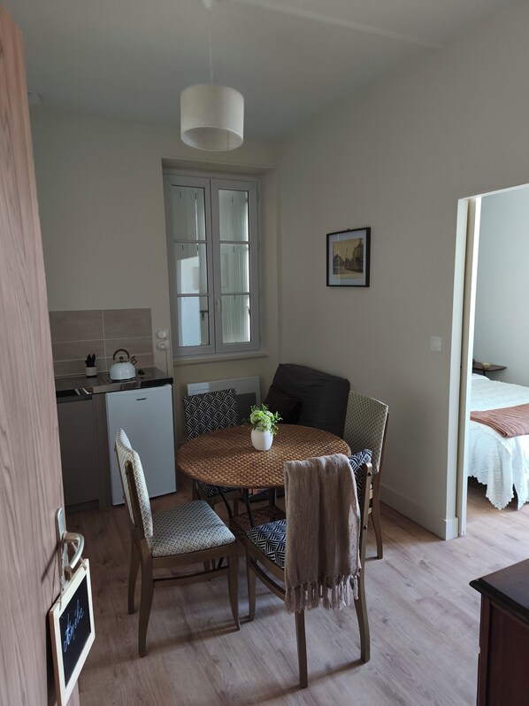Classic Studio | Dining - Les Chambres de Nelly (Cravant les Coteaux)