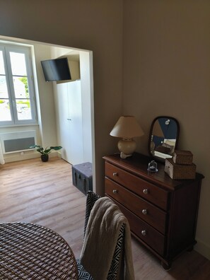 Classic Studio | Interior - Les Chambres de Nelly (Cravant les Coteaux)