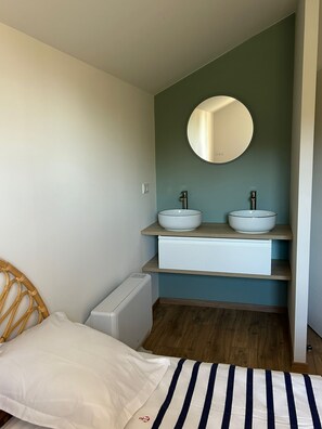 Iron/ironing board, internet, bed sheets