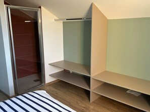 مكواة/لوح كي وخدمة الإنترنت وملاءات أسرّة