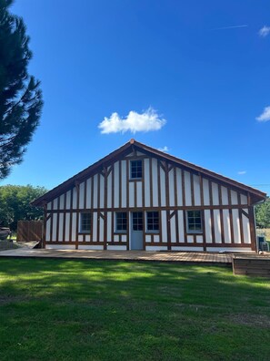 المنشأة من الخارج