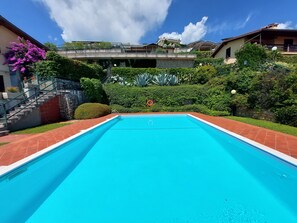 A swimming pool with a stone wall and stairs leading up to a building. - Bright Flat Over the Hills of Lake Garda (Villanuova sul Clisi)