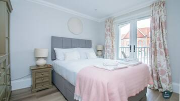 2 bedrooms, iron/ironing board, bed sheets, wheelchair access
