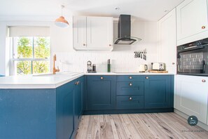 冷蔵庫、電子レンジ、オーブン、食器洗い機