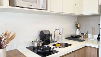 Apartamento, vista para a cidade | Cozinha privada | Geladeira, micro-ondas, cooktop, talheres/pratos/utensílios de cozinha