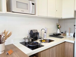 Apartment, City View | Private kitchen | Fridge, microwave, stovetop, cookware/dishes/utensils - Mare Alta Beach Hall by La Playa Stays (Tamandaré)