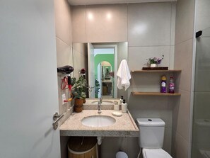 Lejlighed - byudsigt | Badeværelse | Bruser, hårtørrer, håndklæder, Toiletpapir