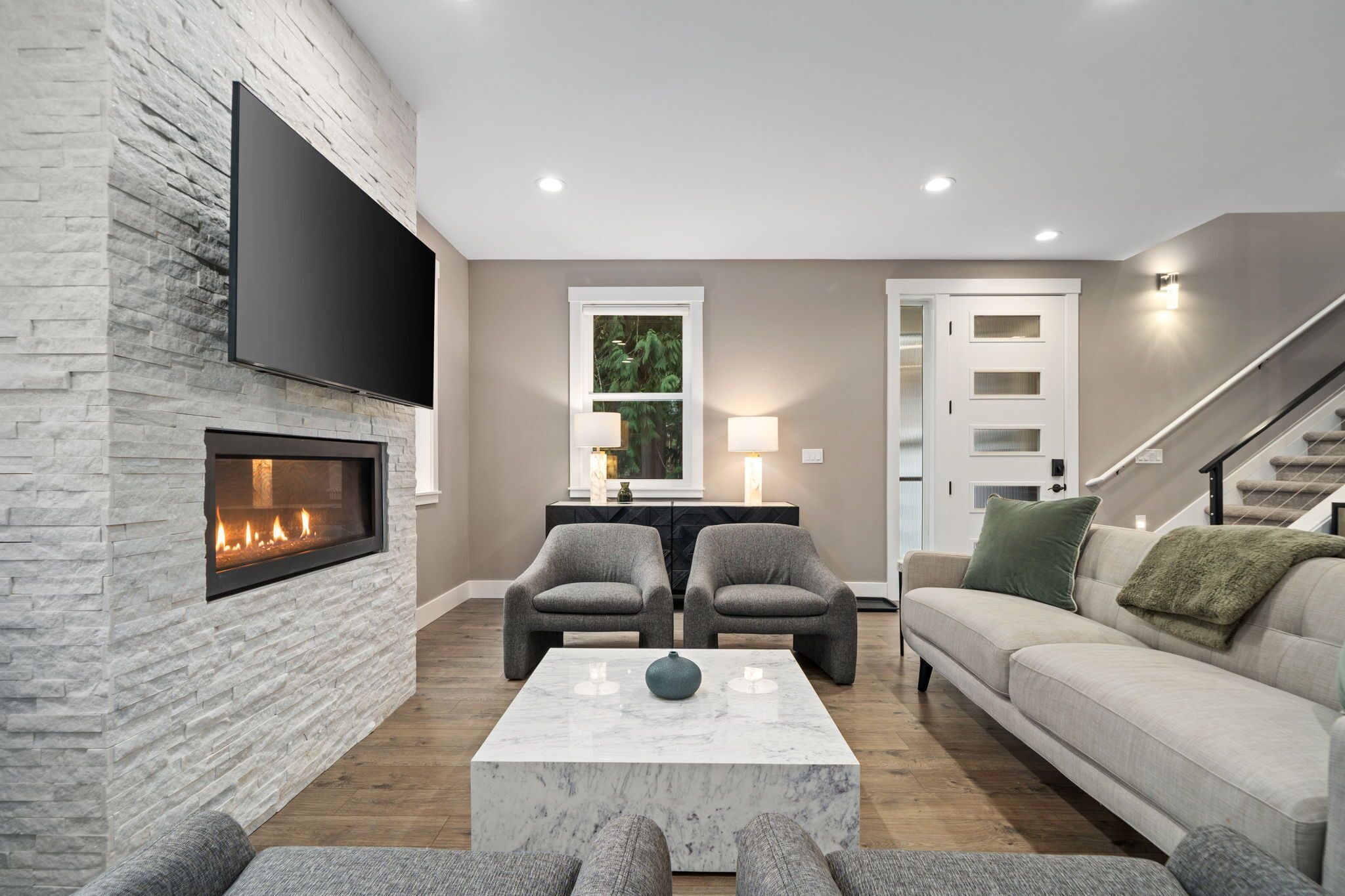 Smart TV, fireplace