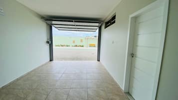 مواقف سيارات مجانية