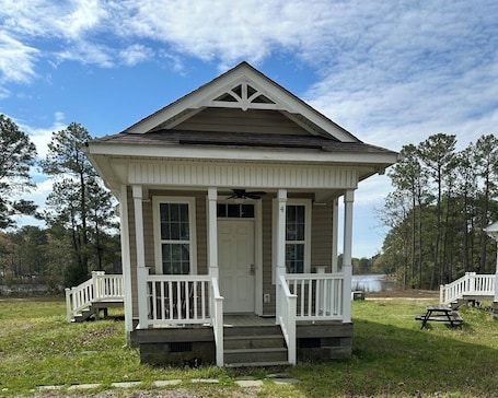 Exterior. 2 Bedroom Cottage at Coles Point Marina