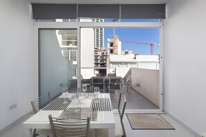 Cobertura, vista para a cidade | Opções para refeição no quarto