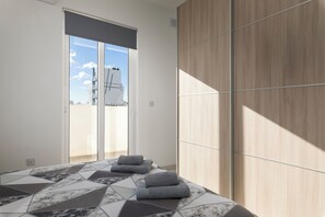 Cobertura, vista para a cidade | Cortinas blackout, ferros/tábuas de passar roupa, Wi-Fi de cortesia
