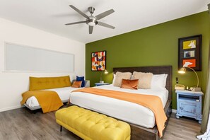 Planxa i posts de planxar, un bressol de viatge, wifi i roba de llit 