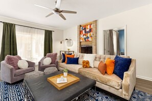 TV, books - Heated Pool, Cabana, Fire Pit, Game Room & Arcade! (San Antonio)