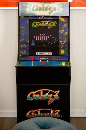 Game room - Heated Pool, Cabana, Fire Pit, Game Room & Arcade! (San Antonio)