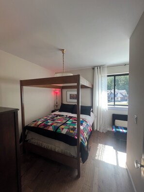 Escriptori, wifi gratuïta i roba de llit 