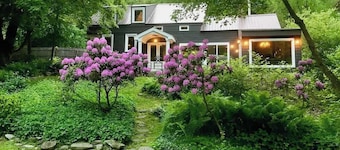 Schoonmaker Retreat: 2 Homes. Sauna + Hot Tub