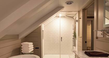 Schoonmaker Retreat: 2 Homes. Sauna + Hot Tub