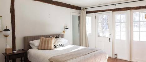 Escritorio, tabla de planchar con plancha, cuna de viaje y wifi