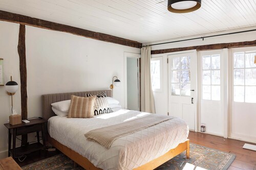 Schoonmaker Retreat: 2 Homes. Sauna + Hot Tub