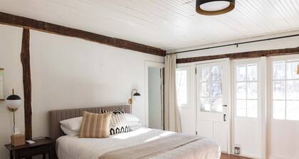 Schoonmaker Retreat: 2 Homes. Sauna + Hot Tub