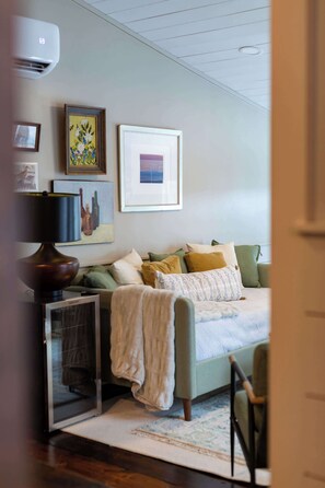 Télévision, cheminée, chaîne hi-fi, espaces bureaux