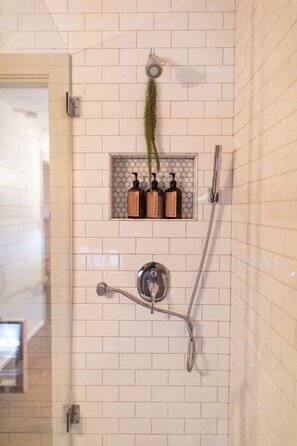 Ducha, secador de pelo y toallas