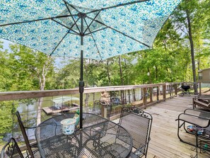 Outdoor dining - Jax Joint - Pet Friendly - perfect family vacation spot! (Crane Hill)