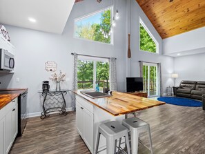 Interior - Jax Joint - Pet Friendly - perfect family vacation spot! (Crane Hill)
