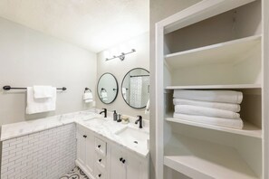 Ducha, secador de pelo, toallas