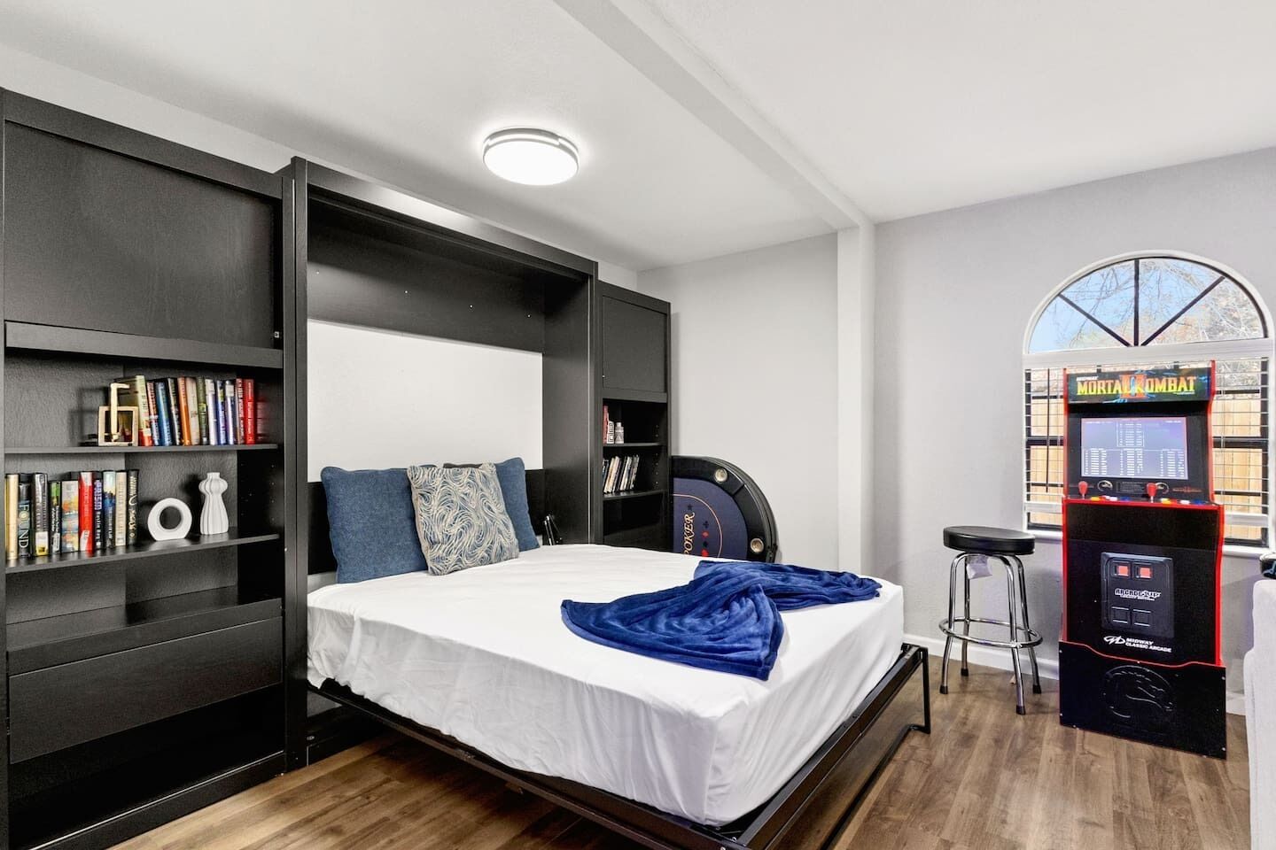 Tabla de planchar con plancha, cuna de viaje, wifi y ropa de cama 