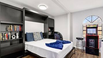 Tabla de planchar con plancha, cuna de viaje, wifi y ropa de cama