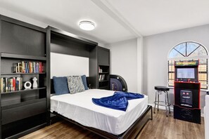 Tabla de planchar con plancha, cuna de viaje, wifi y ropa de cama 