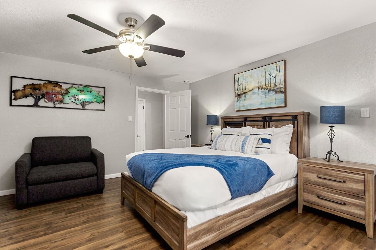 Fer et planche à repasser, lit parapluie, Wi-Fi, draps fournis