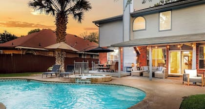 *Family Fun* Heated Pool, Slide, Hot Tub, Game Rm