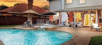 *Family Fun* Heated Pool, Slide, Hot Tub, Game Rm