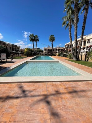 Pool - Charming apartment with private roof terrace from where there are sea views and the salt lakes. (Torrevieja)