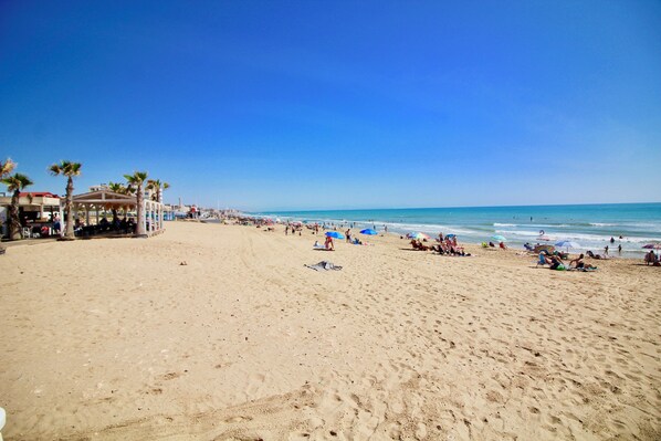 Beach - Charming apartment with private roof terrace from where there are sea views and the salt lakes. (Torrevieja)