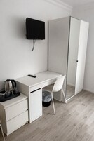 Escritorio, espacio para trabajar con laptop y wifi gratis 