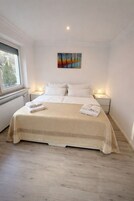 Escritorio, espacio para trabajar con laptop y wifi gratis 