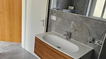 Deluxe Double Room | Bathroom | Shower, free toiletries, hair dryer, soap