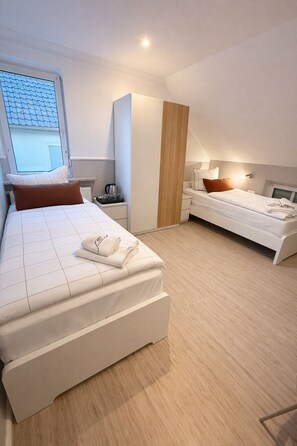 Deluxe Twin Room | Desk, laptop workspace, free WiFi, bed sheets - Hotel Aqua (Bad Wörishofen)