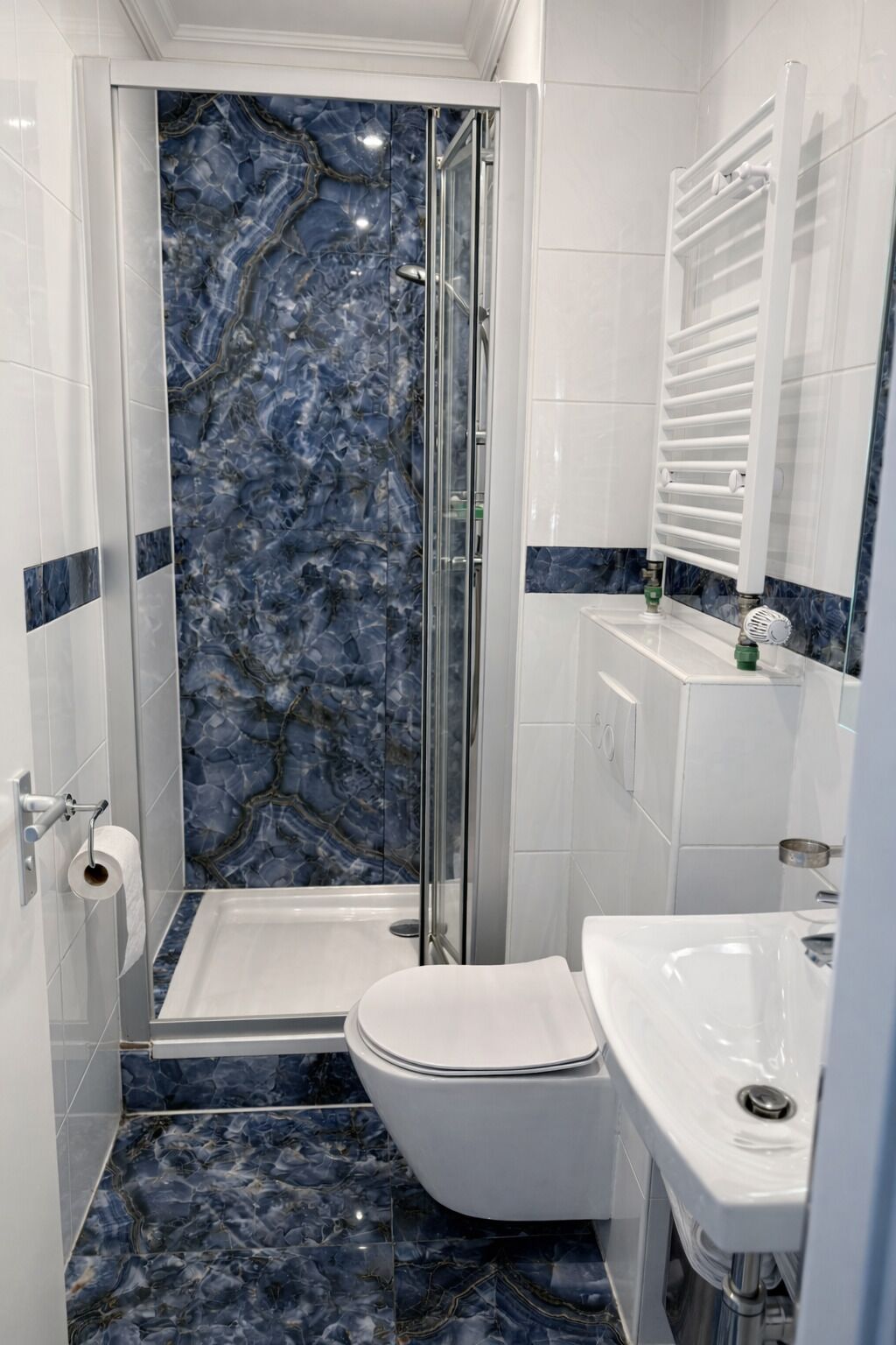 Deluxe-Doppelzimmer | Badezimmer | Dusche, kostenlose Toilettenartikel, Haartrockner, Seife