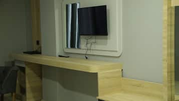 Phòng đôi Deluxe, quang cảnh núi | Két bảo mật tại phòng, bàn, khu vực làm việc phù hợp cho laptop