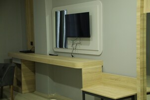 Ropa de cama de alta calidad y caja de seguridad en la habitación