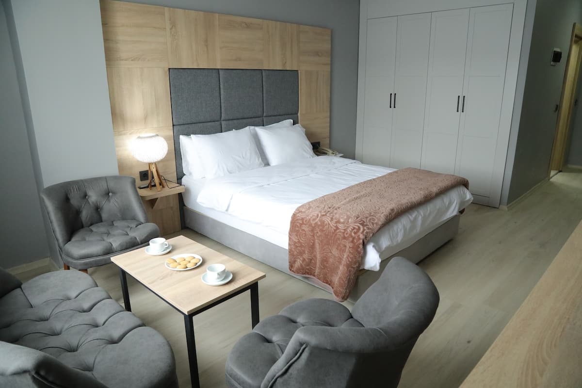 Suite estudio familiar, vistas a la montaña | Ropa de cama de alta calidad, caja fuerte, escritorio